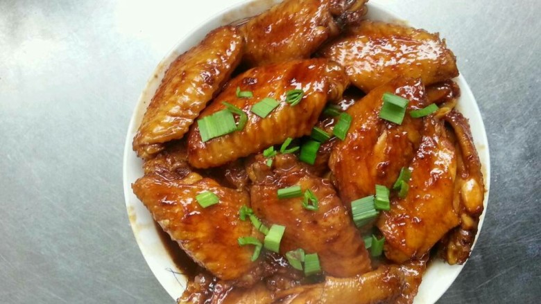 可乐鸡翅,1.鸡翅洗干净。加入<a style='color:red;display:inline-block;' href='/shicai/ 718'>料酒</a>盐，<a style='color:red;display:inline-block;' href='/shicai/ 788'>生抽</a><a style='color:red;display:inline-block;' href='/shicai/ 762'>老抽</a>，腌制二十分钟。
2.<a style='color:red;display:inline-block;' href='/shicai/ 37'>姜</a><a style='color:red;display:inline-block;' href='/shicai/ 3250'>葱</a>蒜洗干净。<a style='color:red;display:inline-block;' href='/shicai/ 37'>姜</a><a style='color:red;display:inline-block;' href='/shicai/ 3250'>葱</a>切片。<a style='color:red;display:inline-block;' href='/shicai/ 3250'>葱</a>切段。
3.下三十克色拉油。烧至七成熟。把鸡翅倒入锅中。
4.把<a style='color:red;display:inline-block;' href='/shicai/ 3250'>葱</a>蒜<a style='color:red;display:inline-block;' href='/shicai/ 37'>姜</a>倒入炒出香味。
5.  放半罐<a style='color:red;display:inline-block;' href='/shicai/ 911'>可乐</a>。倒入盐<a style='color:red;display:inline-block;' href='/shicai/ 813'>鸡粉</a>，<a style='color:red;display:inline-block;' href='/shicai/ 717'>味精</a>，<a style='color:red;display:inline-block;' href='/shicai/ 720'>胡椒粉</a>在里面翻炒。
6.最后大火烧开。在浓汁包裹在鸡翅上。就关火。