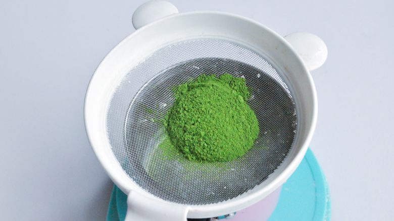 抹茶慕斯,筛入抹茶粉,混合均匀。