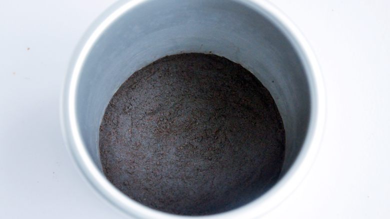 抹茶慕斯,将混合好的饼干铺在蛋糕模的底部,压紧后放入冰箱冷藏半小时。