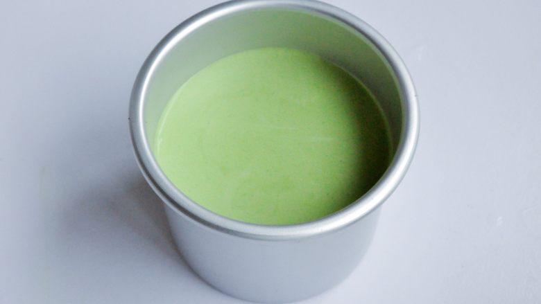 抹茶慕斯,将抹茶慕斯液倒入4寸加高活底蛋糕模,轻轻震去大气泡,送入冰箱冷藏3小时以上。