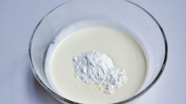 抹茶慕斯,淡奶油加入糖粉B,盆底坐一盆冰水,中速打发。