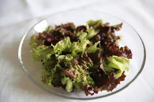 Cobb Salad,<a style='color:red;display:inline-block;' href='/shicai/ 92789'>沙拉生菜</a>洗干净,切碎一些,放入盘底