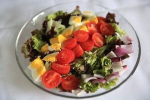Cobb Salad,小番茄对半切开排入盘中,水煮蛋切开成小块,<a style='color:red;display:inline-block;' href='/shicai/ 29'>洋葱</a>切小块,放入盘中