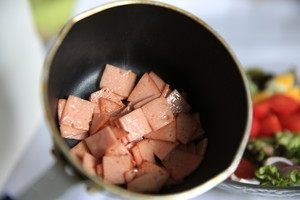 Cobb Salad,火腿片或培根切成1.5厘米见放的片,锅里放少量油煎出香味
