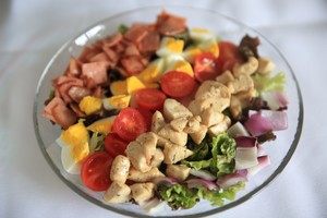 Cobb Salad,鸡胸肉和火腿放入盘中