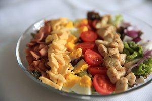Cobb Salad,芝士切碎成细条,摆入盘中