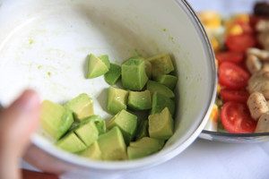 Cobb Salad,<a style='color:red;display:inline-block;' href='/shicai/ 2157'>牛油果</a>切成1.5厘米见放的块,撒上些许柠檬汁防止氧化,摆入盘中,如图