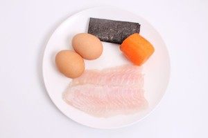 蒸鱼糕-宝宝辅食,食材准备:<a style='color:red;display:inline-block;' href='/shicai/ 372'>龙利鱼</a>适量、<a style='color:red;display:inline-block;' href='/shicai/ 9'>鸡蛋</a>2个、<a style='color:red;display:inline-block;' href='/shicai/ 25'>胡萝卜</a>适量、<a style='color:red;display:inline-block;' href='/shicai/ 279'>海苔</a>(帮助提鲜增味)少量。
小提示:之所以选择<a style='color:red;display:inline-block;' href='/shicai/ 372'>龙利鱼</a>(它比起三文鱼更适合做鱼糕),首先因为它非常水嫩爽滑,没有腥味和异味,另外它没有鱼刺不用担心卡到,也不用花时间去鱼刺。