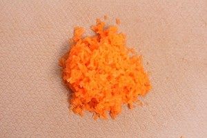 蒸鱼糕-宝宝辅食,胡萝卜洗净去皮,先刨丝,在开水里焯一下,然后剁成胡萝卜末备用。
