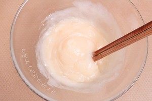 蒸鱼糕-宝宝辅食,放入大碗里,继续用筷子搅拌起劲儿。
这一步值得提示,和蛋清打发的道理有点类似,鱼泥打的越发越蓬松越细腻。