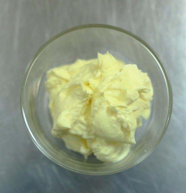 岩烧乳酪,把无盐黄油(100克)<a style='color:red;display:inline-block;' href='/shicai/ 8197'>淡奶油</a>(100克)芝士片(70克)隔水融化,搅拌到没有颗粒感,放冰箱冷藏30分钟左右