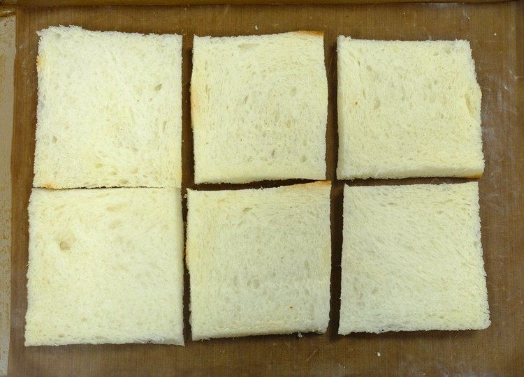 岩烧乳酪,面包切片,把周围一切硬边切掉