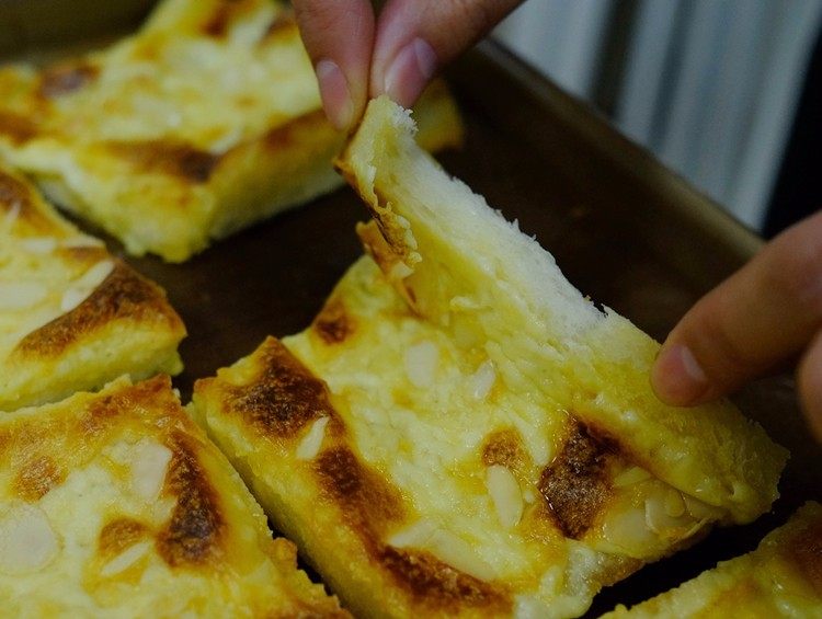 岩烧乳酪,进入烤箱上火250°下火50°6分钟,完成啦!