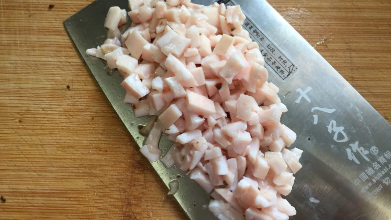 四川风味小笼包,将猪肉剁碎,猪皮切成小颗粒