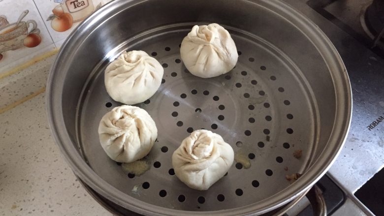 四川风味小笼包,包包子,放入锅蒸