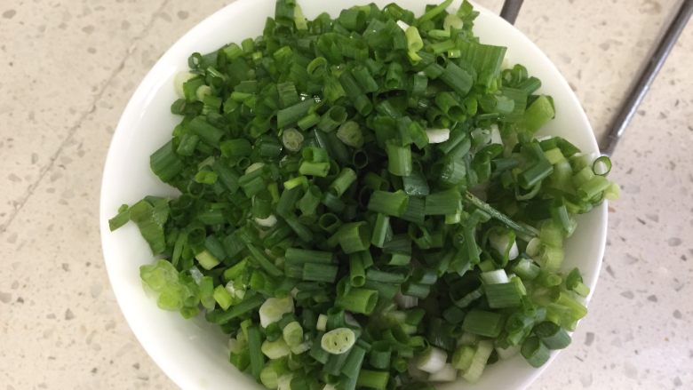 四川风味小笼包,小葱切碎