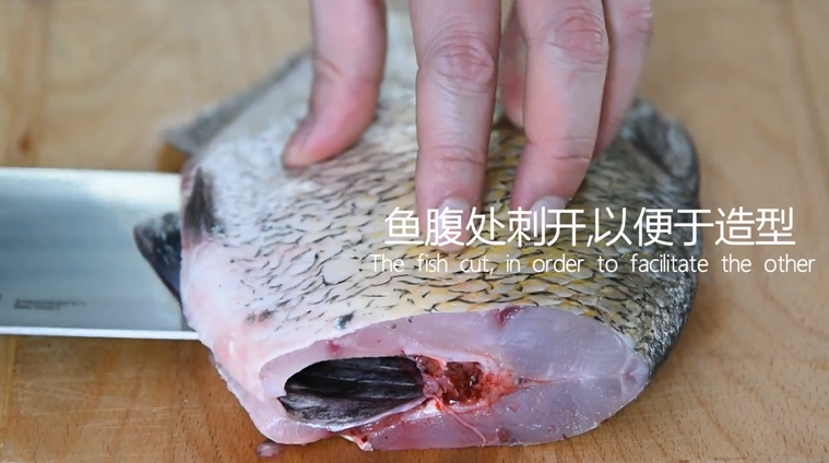 谁说厨神才会做,2分钟学会这道花开富贵鱼,鱼腹处刺开,以便于造型