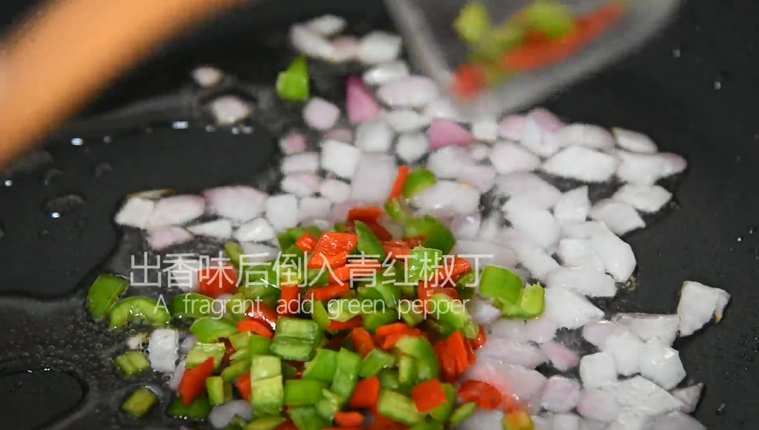 谁说厨神才会做,2分钟学会这道花开富贵鱼,炒出香味后倒入青红椒丁