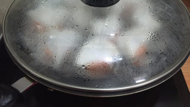 潮汕粉粿(面包机版),锅里坐水,煮开把粿放入锅中,蒸8分钟
