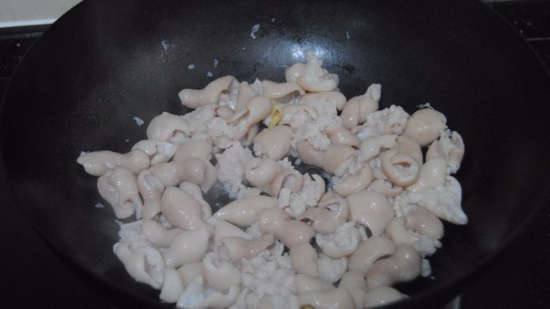 油爆肥肠,倒入适量的食用油,倒入肥肠