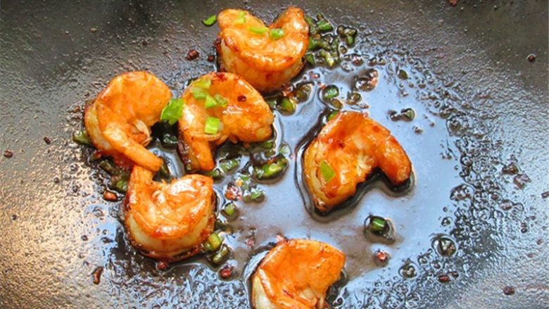 鲜虾番茄面鱼儿,放入虾炸出香味,可加少许生抽调味