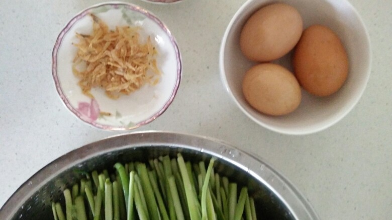 韭菜鸡蛋水饺,准备食材。