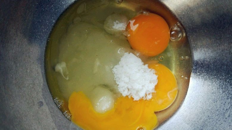 疯狂动物城翻糖杯蛋糕,室温的<a style='color:red;display:inline-block;' href='/shicai/ 9'>鸡蛋</a>打入打蛋盆中,加细砂糖