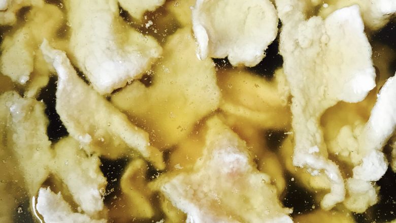 水煮肉片,热油放肉片