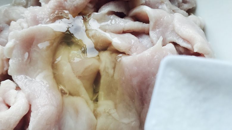 水煮肉片,放盐