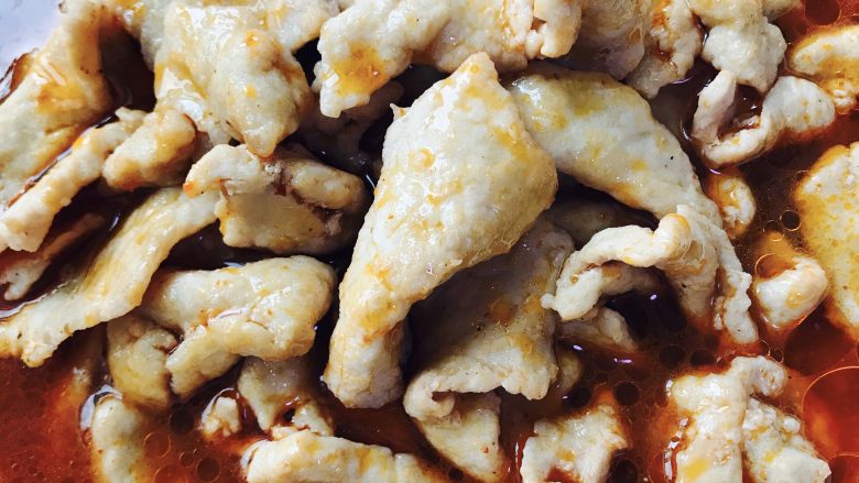 水煮肉片,煮开倒入油菜上面