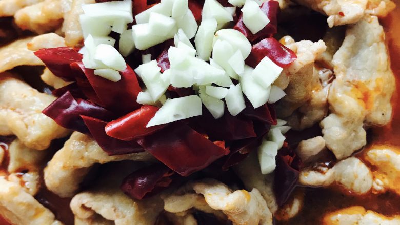 水煮肉片,放蒜末