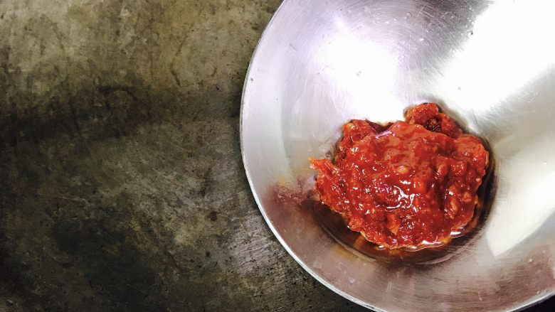 水煮肉片,放<a style='color:red;display:inline-block;' href='/shicai/ 705'>豆瓣酱</a>