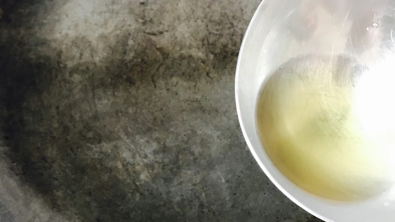 水煮肉片,锅里少许油