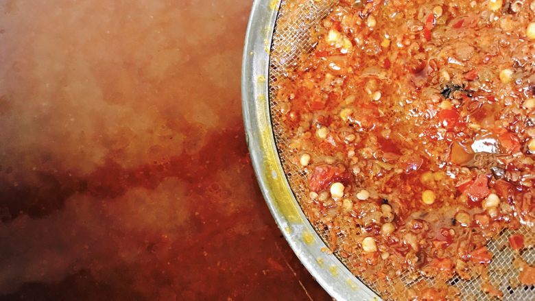 水煮肉片,捞出杂质