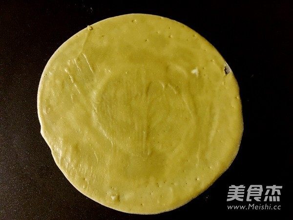 榴芒千层蛋糕,不粘平底锅烧热，转小火，将一勺面糊倒入锅中，用摊煎饼果子的神奇转一圈，如果没有就拿起锅迅速转匀，以此将所有面糊做成薄面饼，大约可做12张。