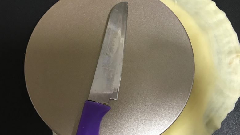榴芒千层蛋糕,班戟皮摞好,将6寸模具放在班戟皮上,裁出一般大小。
