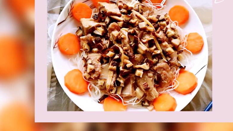 粉丝蒸排骨,粉丝在碟子底部铺好了之后放排骨,然后放香菇丁,最后把泡香菇的水淋上去一起蒸。再在周围铺一层胡萝卜,这样搭配色彩好看。这是刚刚铺好还没有进锅蒸之前的。先给它拍张照。