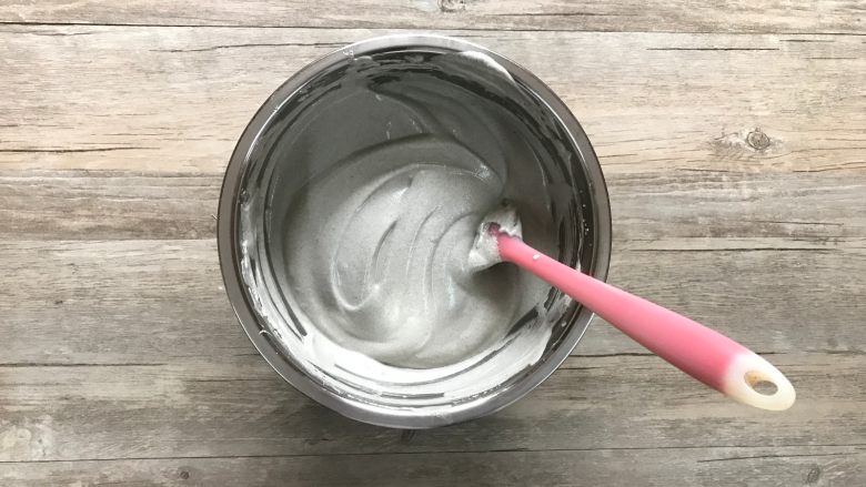 黑米戚风蛋糕卷,再将混合好的面糊倒回蛋白霜盆内。
继续切拌加翻拌,混合均匀。