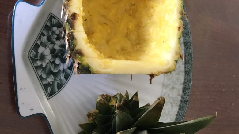 🍍菠萝饭,果肉淘出来,果皮成碗状