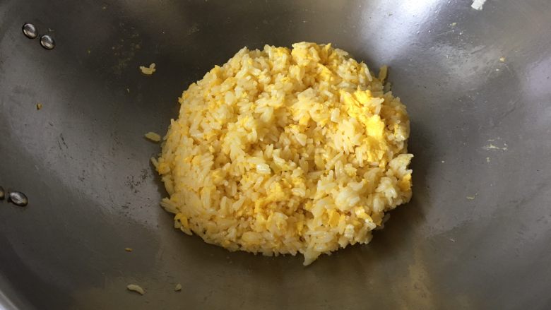 🍍菠萝饭,加植物油炒米饭