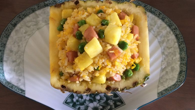 🍍菠萝饭,炒至米成粒,配菜熟,摆盘