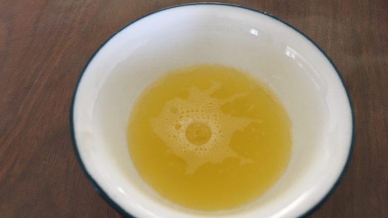 🍍菠萝饭,蛋黄裹上米饭,拌均匀;蛋白留下来