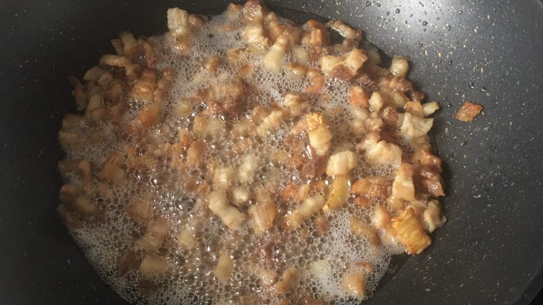 脆哨,煅出的油可以留起来炒菜,肉要煅成金黄色,不要煅糊了,这和煅猪油的肉渣还是有区别