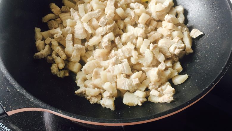 脆哨,锅内给油放入肉丁小火煅煮
