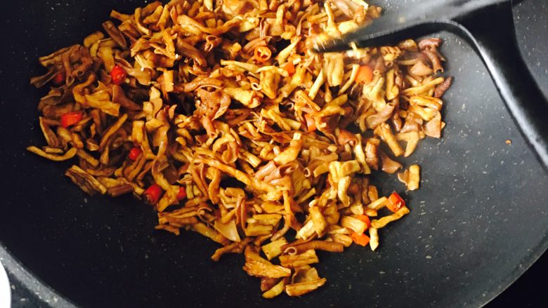 下饭菜,锅内给油烧热后加入所有食材翻炒几分钟就好了,起锅前淋一点小麻油。