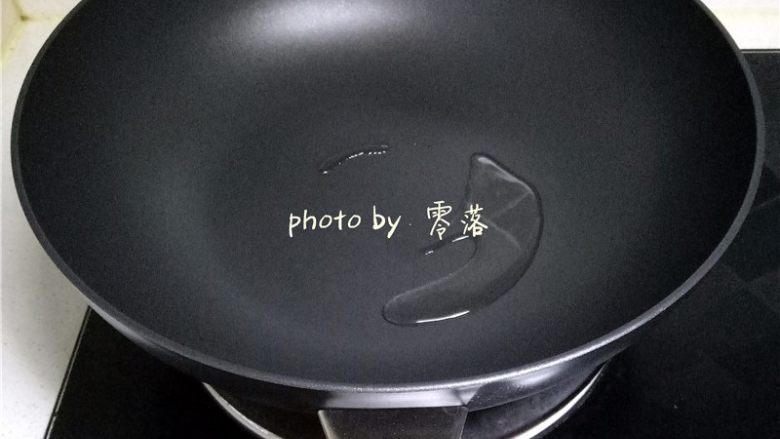 生椒鸭肉披萨,不粘炒锅调入适量<a style='color:red;display:inline-block;' href='/shicai/ 857'>植物油</a>烧热;
