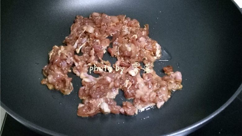生椒鸭肉披萨,放入鸭肉炒至变色、炒香后盛出;