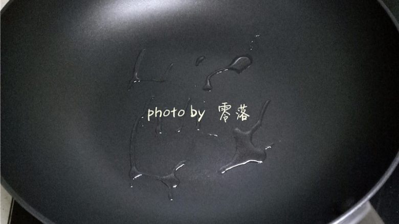 生椒鸭肉披萨,不粘锅洗净,拭干水分;再调入适量植物油烧热;