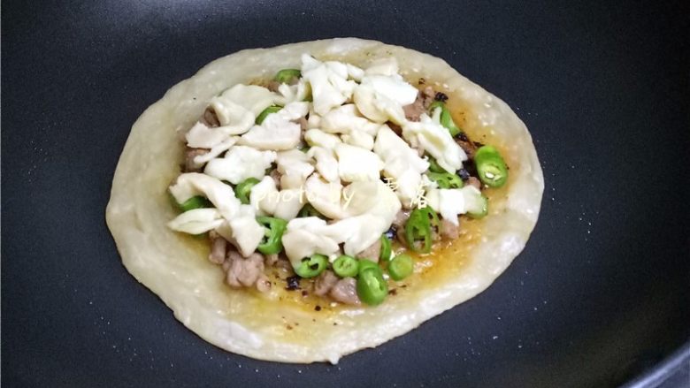 生椒鸭肉披萨,撒上芝士;