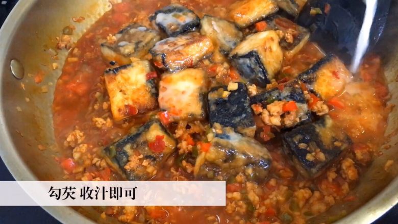 《红烧徽州臭豆腐》,开盖勾水淀粉炒匀收汁即可